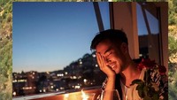 Kalau momen yang satu ini, memperlihatkan keseruan Vidi Aldiano saat menunggu hidangan di sebuah restoran bercahayakan lilin. Sebelum hidanganan datang dimanfaatkan Vidi dengan berfoto instagenik. Foto: Instagram @Vidialdiano