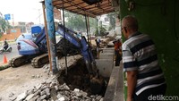 Ekskavator dikerahkan untuk mengeruk lumpur yang mengendap.