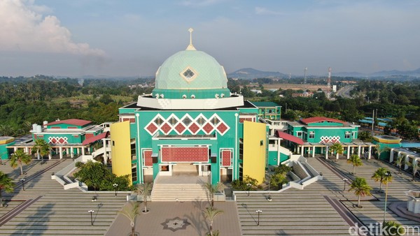 Foto Drone: Kemegahan Masjid Agung Karimun di Perbatasan RI