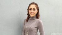 Semangat diberikan kepada Aida Saksia dari para penggemarnya. Foto: Mauludi Rismoyo