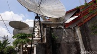 Tampak di bagian atap rumah berlantai dua itu dipenuhi belasan parabola dengan berbagai ukuran.