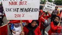 Usai menggelar aksi di Istana Merdeka, mereka langsung bergerak menuju kantor Kemenkes.