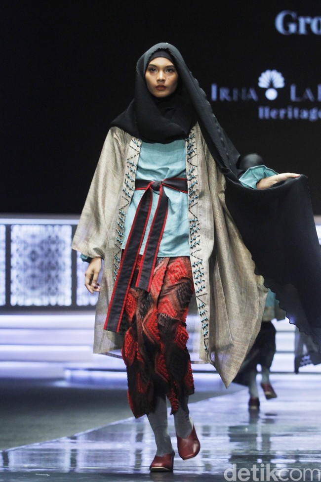 Fashion show Irna La Perle dari Irna Mutiara yang mengangkat kain Tenun Garut Hendar, Jawa Barat di Indonesia Sharia Economic Festival [ISEF] 2019, Jakarta Convention Center, Jakarta. Kamis [14/11/20109]. Foto: Mohammad Abduh/Wolipop