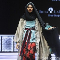 Fashion show Irna La Perle dari Irna Mutiara yang mengangkat kain Tenun Garut Hendar, Jawa Barat di Indonesia Sharia Economic Festival [ISEF] 2019, Jakarta Convention Center, Jakarta. Kamis [14/11/20109]. Foto: Mohammad Abduh/Wolipop
