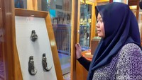 Jenglot merupakan sosok mistis yang berbentuk manusia namun berukuran kecil. Konon jenglot merupakan fosil yang pernah hidup sejak ratusan hingga ribuan tahun.