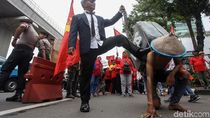 Aksi Teatrikal Warnai Demo BPJS di Kemenkes Aksi Teatrikal Warnai Demo BPJS di Kemenkes