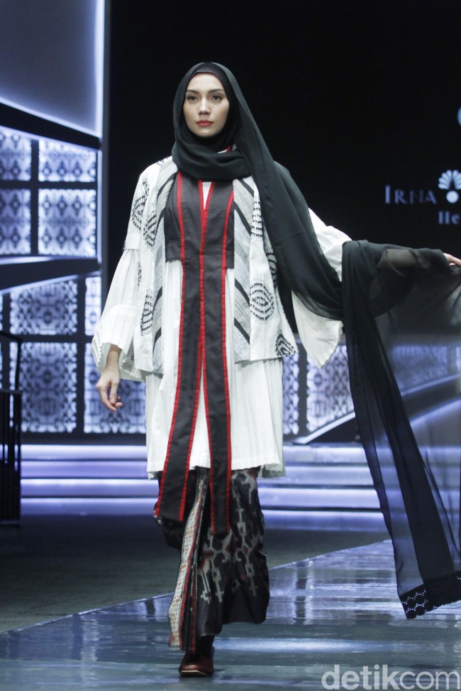 Fashion show Irna La Perle dari Irna Mutiara yang mengangkat kain Tenun Garut Hendar, Jawa Barat di Indonesia Sharia Economic Festival [ISEF] 2019, Jakarta Convention Center, Jakarta. Kamis [14/11/20109]. Foto: Mohammad Abduh/Wolipop