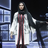 Fashion show Irna La Perle dari Irna Mutiara yang mengangkat kain Tenun Garut Hendar, Jawa Barat di Indonesia Sharia Economic Festival [ISEF] 2019, Jakarta Convention Center, Jakarta. Kamis [14/11/20109]. Foto: Mohammad Abduh/Wolipop