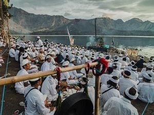Mengenal Ritual Sakral Umat Hindu di Rinjani