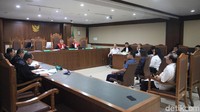 Jaksa KPK membongkar cara Pieko Njotosetiadi mengirimkan duit suap untuk Dolly Parlagutan saat aktif sebagai Direktur Utama PT Perkebunan Nusantara (PTPN) III. Pemberian suap dimaksudkan untuk persetujuan kontrak jangka panjang pembelian gula bagi perusahaan Pieko dari PTPN.