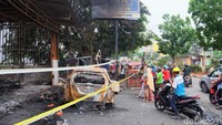 Pengendara yang penasaran berhenti sejenak untuk melihat kondisi ruko mebel yang hangus terbakar.