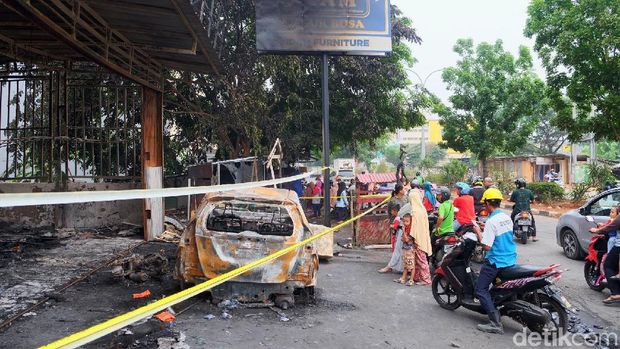 Ruko mebel di Karawang yang terbakar. Insiden ini menewaskan tiga orang.