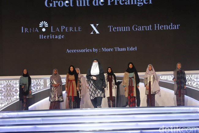 Fashion show Irna La Perle dari Irna Mutiara yang mengangkat kain Tenun Garut Hendar, Jawa Barat di Indonesia Sharia Economic Festival [ISEF] 2019, Jakarta Convention Center, Jakarta. Kamis [14/11/20109]. Foto: Mohammad Abduh/Wolipop