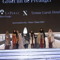 Fashion show Irna La Perle dari Irna Mutiara yang mengangkat kain Tenun Garut Hendar, Jawa Barat di Indonesia Sharia Economic Festival [ISEF] 2019, Jakarta Convention Center, Jakarta. Kamis [14/11/20109]. Foto: Mohammad Abduh/Wolipop