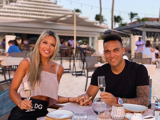 Wanita asal Argentina ini kerap mencuri atensi dengan berbagi kemesraannya dengan Lautaro Martinez di media sosial. Agustina bahkan mengunggah beberapa foto ciumannya dengan sang pacar. Foto: Instagram