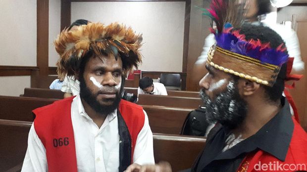 5 Pengibar Bintang Kejora Pakai Topi Kari-Kari Jalani Sidang Perdana