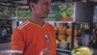 Ada cukup banyak momen kulineran Ismed yang terlihat di Instagram pribadi dan fanbasenya. Salah satunya ketika pria 38 tahun ini hendak makan es campur. Foto: Instagram