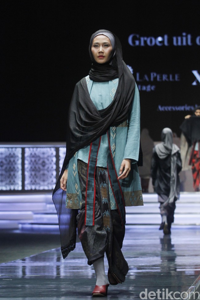 Fashion show Irna La Perle dari Irna Mutiara yang mengangkat kain Tenun Garut Hendar, Jawa Barat di Indonesia Sharia Economic Festival [ISEF] 2019, Jakarta Convention Center, Jakarta. Kamis [14/11/20109]. Foto: Mohammad Abduh/Wolipop