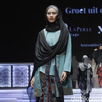 Fashion show Irna La Perle dari Irna Mutiara yang mengangkat kain Tenun Garut Hendar, Jawa Barat di Indonesia Sharia Economic Festival [ISEF] 2019, Jakarta Convention Center, Jakarta. Kamis [14/11/20109]. Foto: Mohammad Abduh/Wolipop