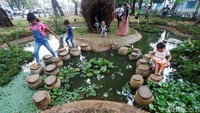 Usai dibangun, taman ini ramai dikunjungi warga.