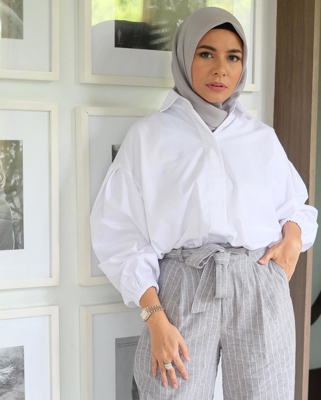 Meisya Siregar mengaku menggebu-gebu berhijab sepuluh hari sebelum Idul Fitri. Sebelumnya kata Meisya, dia memang sudah bernazar ingin berhijab ketika memasuki usia 40 tahun. Foto: instagram @meisya__siregar