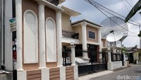 Roy menjelaskan, parabola-parabola itu sudah sejak lama dipasang di rumahnya. Menurutnya, parabola itu bukanlah dekorasi atau hiasan untuk mempercantik tampilan rumah.
