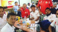 Ini nih momen makan Ismed bersantai sambil makan di Bandara Juanda, Surabaya bersama timnya. Ada Bambang Pamungkas juga lho. Foto: Instagram