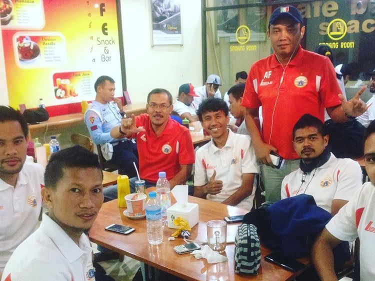 Kulineran Ismed Sofyan, Pesepak Bola yang Nikahi Ibu Angkatnya Sendiri