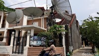 Jumlah parabola yang terlihat sekitar 12 unit.