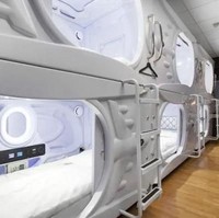 Uniknya, bentuk desain luar dari masing-masing hotel kapsul ini melambangkan berbagai macam pesawat-pesawat yang ada di dalam film Star Wars. Warna ruangan yang sebagian besar didominasi oleh putih dan hitam juga semakin mengingatkan kita akan film Star Wars. Hotel ini juga dilengkapi dengan VR arcade yang bisa kamu mainkan. Foto: Hostelworld