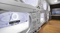 Tidak seperti hostel pada umumnya yang memakai ranjang susun, di sini traveler akan menginap di kapsul yang tersusun. (Hostelworld)