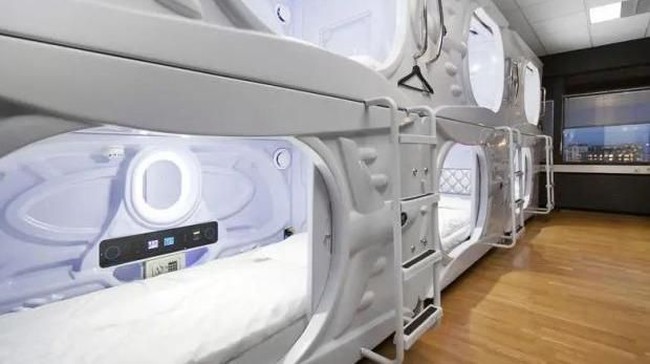 Uniknya, bentuk desain luar dari masing-masing hotel kapsul ini melambangkan berbagai macam pesawat-pesawat yang ada di dalam film Star Wars. Warna ruangan yang sebagian besar didominasi oleh putih dan hitam juga semakin mengingatkan kita akan film Star Wars. Hotel ini juga dilengkapi dengan VR arcade yang bisa kamu mainkan. Foto: Hostelworld