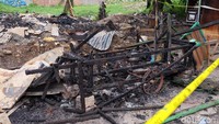 Gerobak dan warung tenda di sekitar ruko juga hangus terbakar.