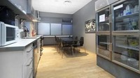 Kulkas juga tersedia di dapur ini. Ada toko di seberang hostel, kamu bisa simpan makanannya di sini. (Hostelworld)