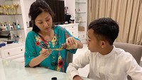 Sebelum beraktivitas, tak lupa Sarwendah menyiapkan sarapan untuk Betrand, dan juga memberikannya vitamin. Foto: Instagram @sarwendah29