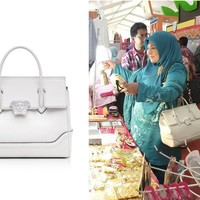 Nevi Zuariana, anggota Komisi VI DPR RI yang juga istri Gubernur Sumatera Barat (Sumbar) Irwan Prayitno, menyita atensi karena bicara soal tembak mati Ketua DPD Gerindra Sumbar Andre Rosiade. Terlepas dari itu, Nevi dikenal hobi mengoleksi tas mewah yang bervariasi sebagaimana terlihat di media sosialnya. Salah satunya tas Versace seri Palazzo Empire Large Top Handle Bag yang berharga 1.890 euro atau sekitar Rp 29 juta. (Foto: Instagram/@nevizuariana)