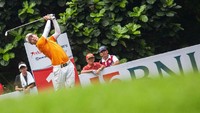 Jazz unggul lima pukulan atas kompatriotnya Gunn Charoenkul pada hari terakhir turnamen di Royale Jakarta Golf Club, Halim, Jakarta Timur. Istimewa/BNI.