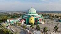 Fasilitas Masjid Agung Karimun terbilang lengkap. Ada akses internet, parkir, taman, gudang, tempat penitipan sepatu atau sandal, ruang belajar, toko, aula serba guna, hingga pemondokan imam di masjid itu (Foto: Wirsad Hafiz/detikcom)