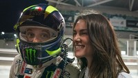 Rossi mendapat dukungan dari kekasihnya, Francesca Sofia Novello yang setia mendampingi. Foto: instagram @valeyellow46