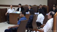 Terdakwa kasus suap distribusi gula Pieko Njotosetiadi mendengarkan keterangan sejumlah saksi yang dihadirkan jaksa di Pengadilan Tipikor, Jakarta, Senin (16/12/2019).