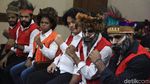 Pengibar Bendera Bintang Kejora Pakai Topi Kari saat Sidang