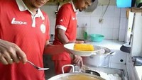 Wah, sepertinya Ismed kompak bareng Bambang ya! Mereka terlihat tengah mengambil rebusan. Ada jagung manis yang bikin ngiler nih. Foto: Instagram
