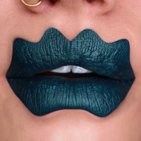 Agar bibir bergelombangmu terlihat beda dari yang lain, kamu juga bisa menggunakan warna-warna lipstik yang lebih berani loh, salah satunya warna hijau seperti ini. Apakah kamu tertarik mencobanya? Foto: Instagram rita_epil