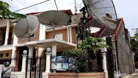 Begini penampakan rumah Roy Suryo yang penuh dengan belasan parabola.