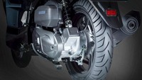 Soal dapur pacu, Honda Air Blade 150 mengusung mesin 150cc, eSP, yang bisa menyemburkan tenaga 9,6 kW di 8.500 rpm dan torsi 13,3 Nm pada 5.000 rpm. Mesin ini diklaim sanggup berakselerasi dari 0 ke 100 meter dengan catatan waktu 6,2 detik./Foto: MotoSaigon