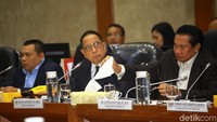 Rapat tersebut dipimpin Ketua Komisi XI, Dito Ganinduto.