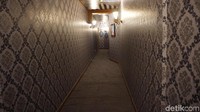 Hati-hati juga melewati lorong ini. Ada bagian lantainya yang empuk seperti pasir hisap. (Wahyu Setyo/detikcom)