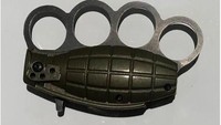 Keling atau brass knuckle menjadi senjata yang tak boleh dibawa saat naik ke pesawat. Parahnya lagi, keling yang ini berbentuk seperti granat. Ya jelas disita.. (TSA/Instagram)
