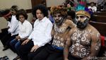 Pengibar Bendera Bintang Kejora Pakai Topi Kari saat Sidang
