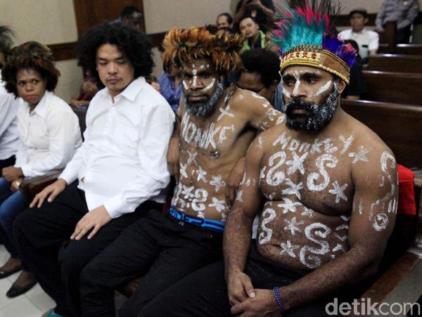 Pengibar Bendera Bintang Kejora Pakai Topi Kari saat Sidang